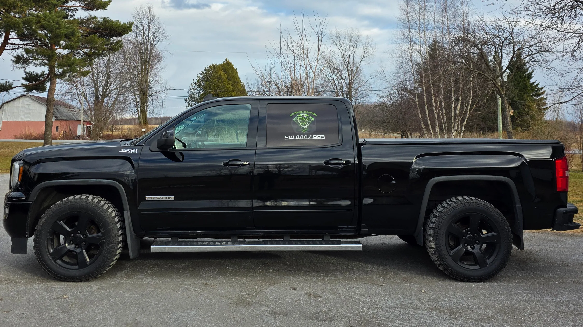 Camion de service Entretien Paysager PM prêt pour une tonte
